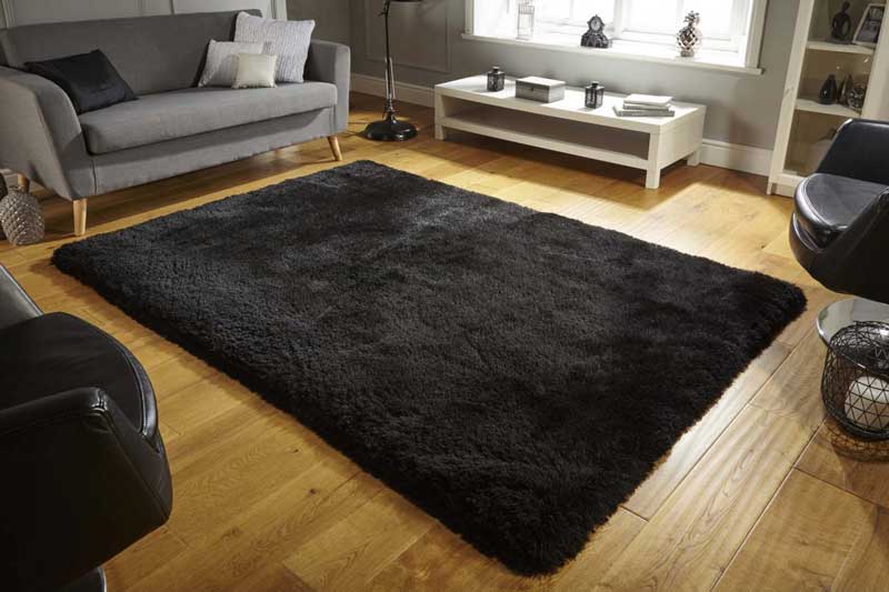 Черный ковер в холле